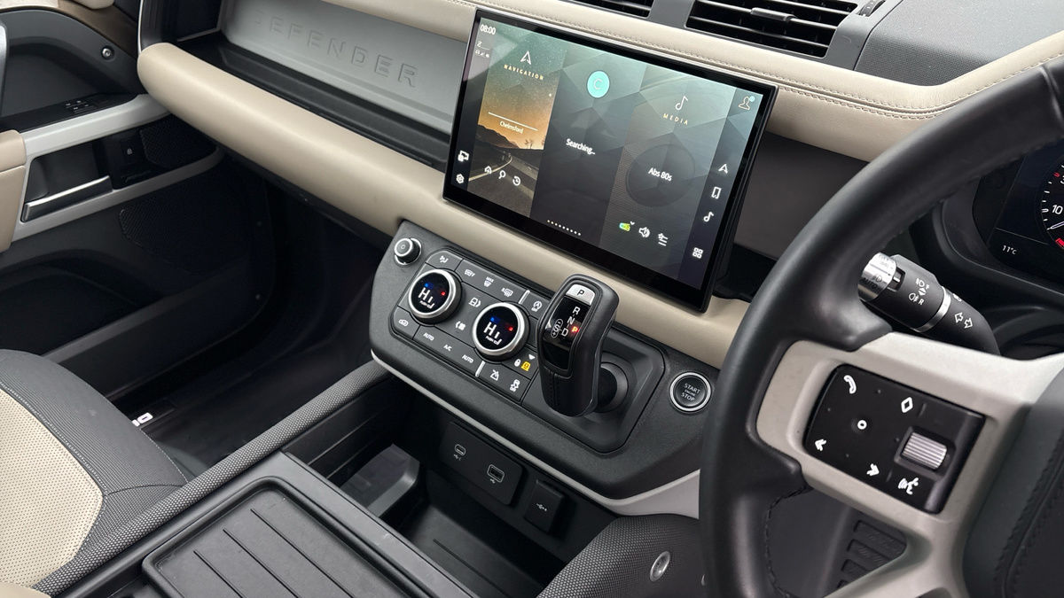 Land Rover Defender 90 Image 18