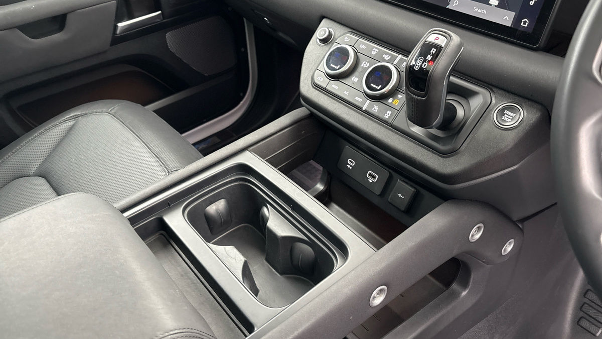 Land Rover Defender 110 Image 18