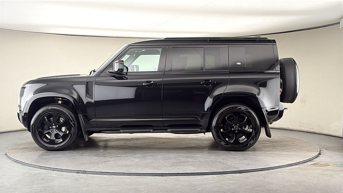 Land Rover Defender 110 Image 15