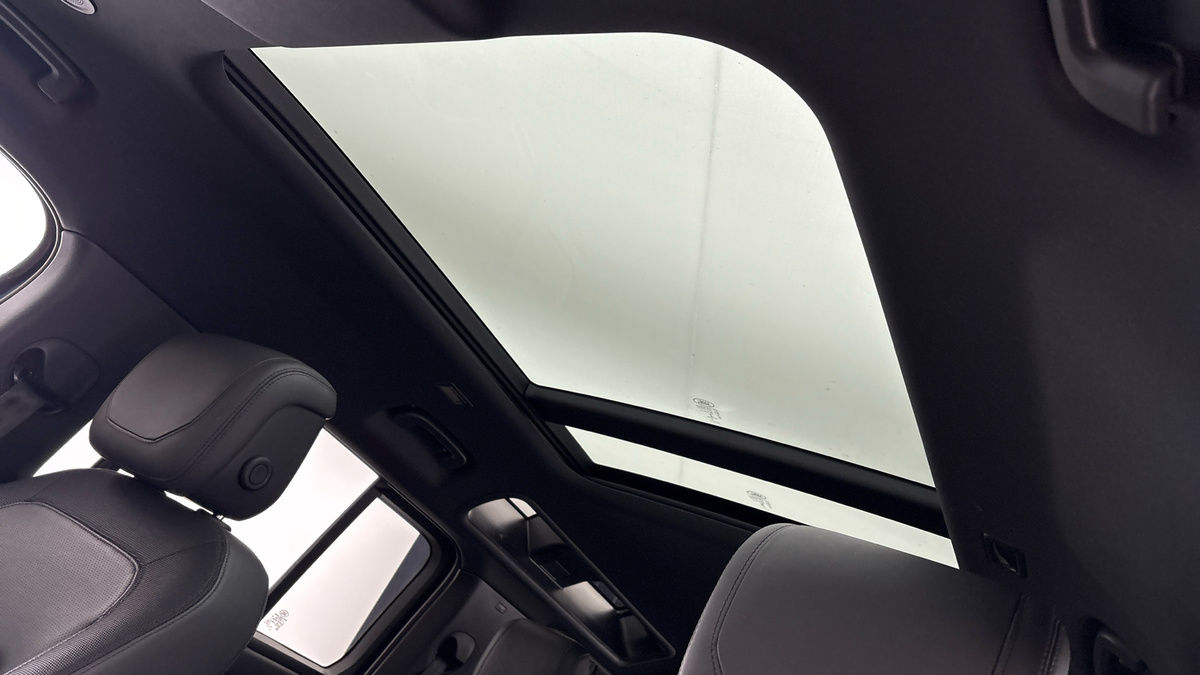 Land Rover Defender 110 Image 6