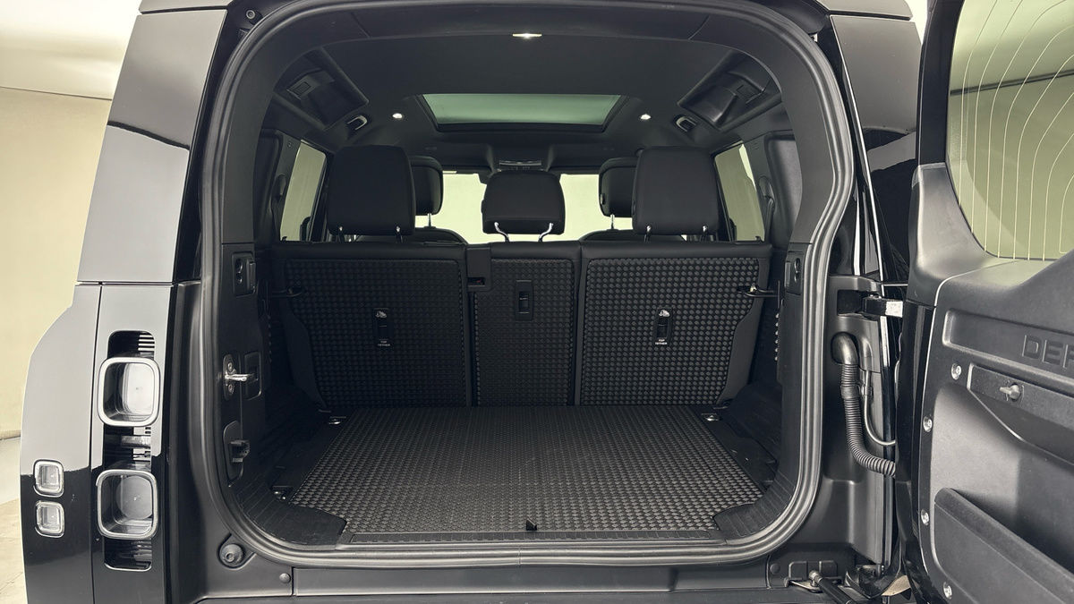 Land Rover Defender 110 Image 11