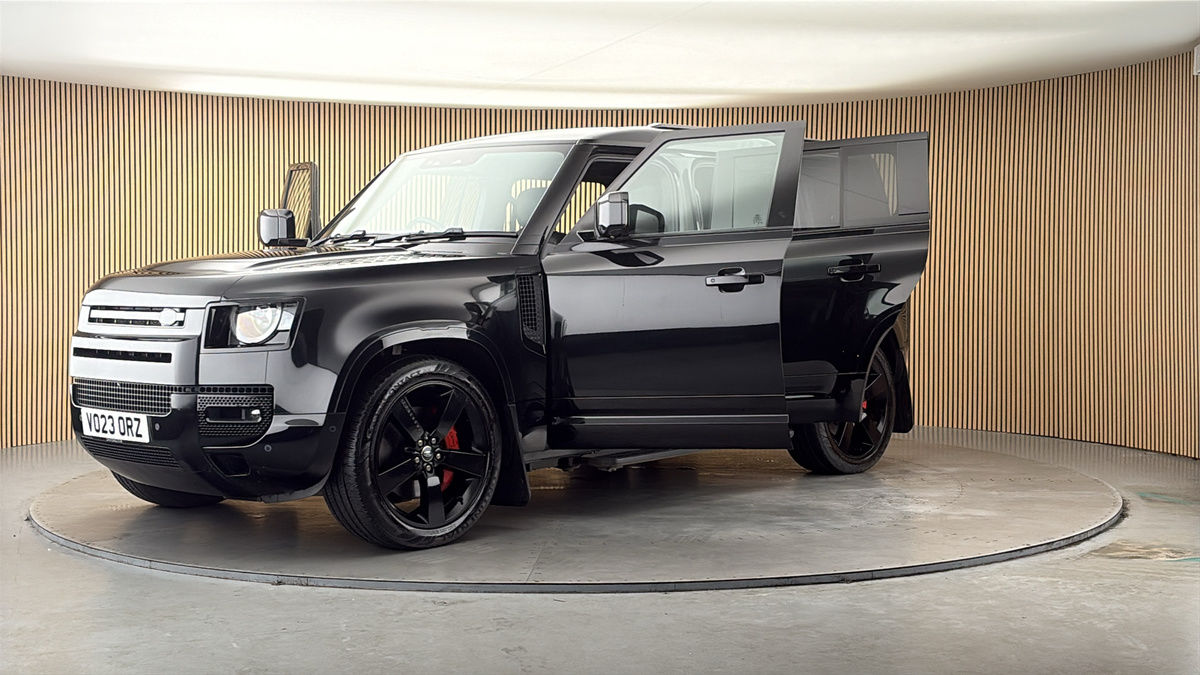 Land Rover Defender 110 Image 22
