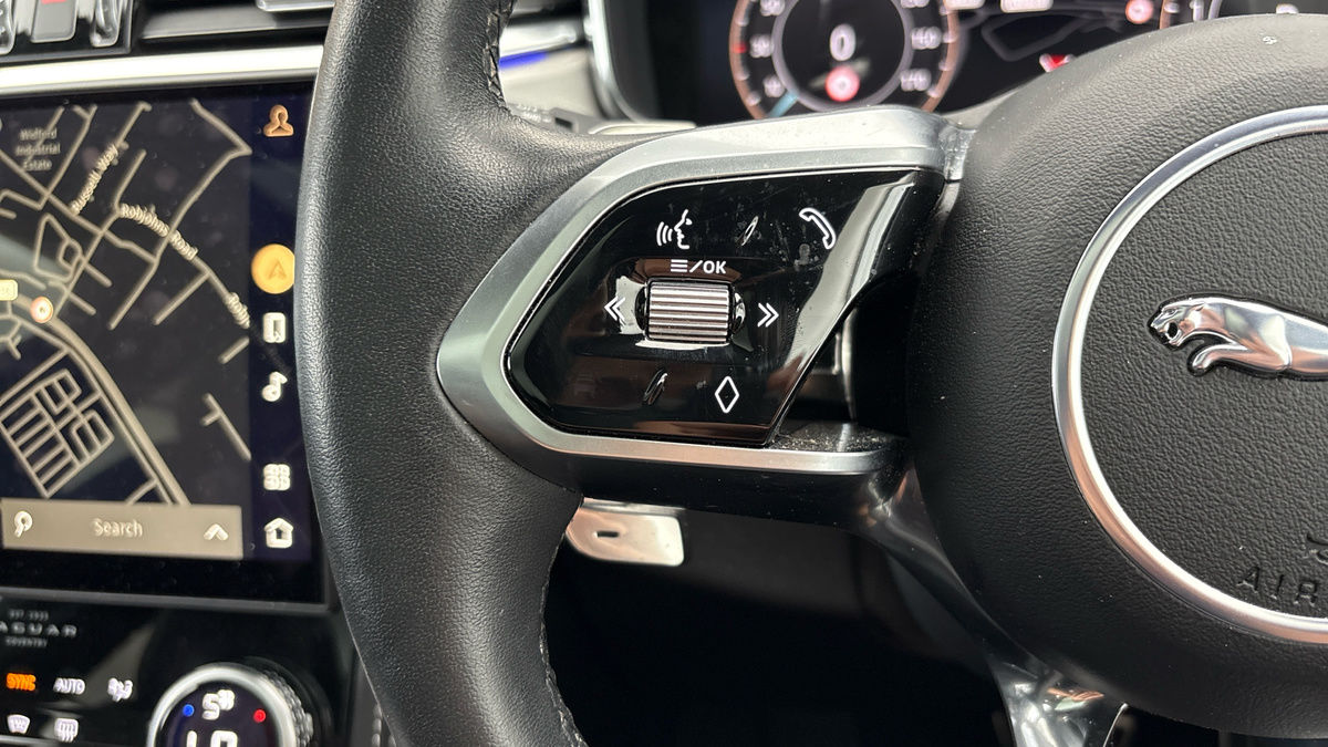 Jaguar F-PACE Image 13
