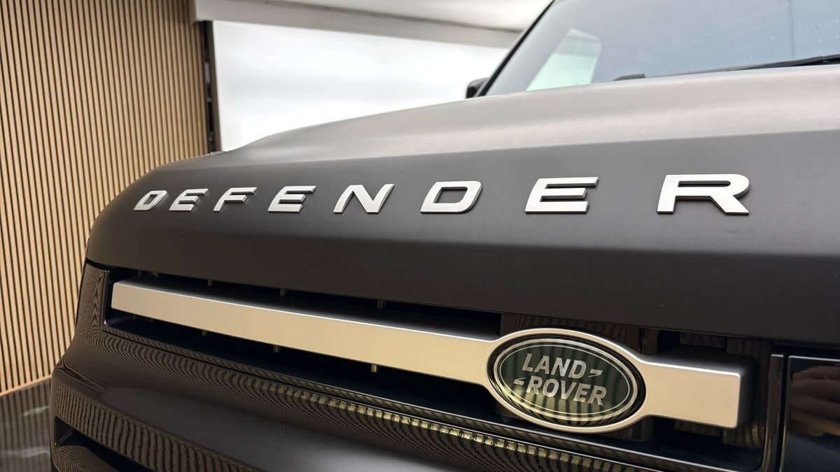 Land Rover Defender 110 Image 24