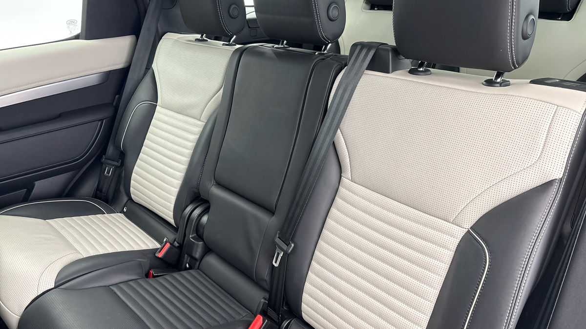 Land Rover Discovery Image 8