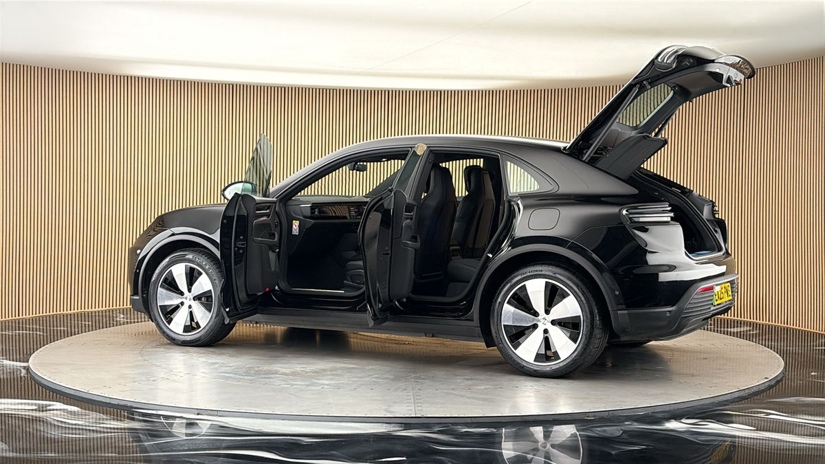 More views of Porsche Macan