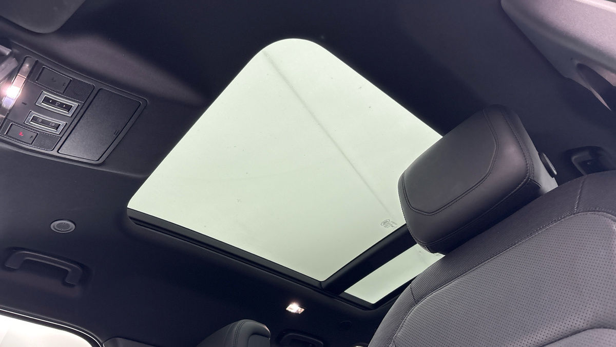 Land Rover Defender 110 Image 6