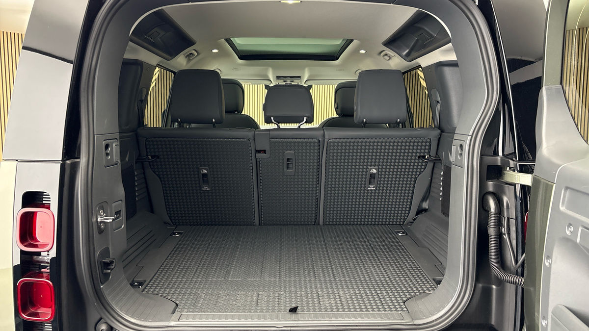 Land Rover Defender 110 Image 11