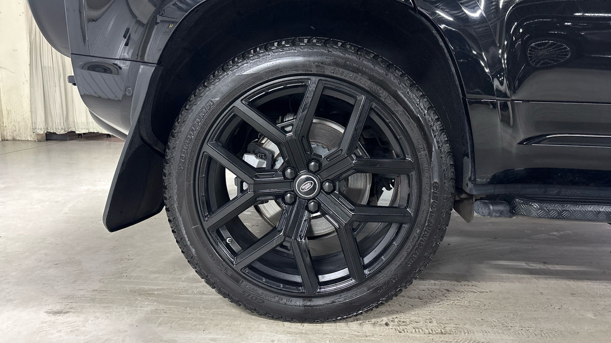 Land Rover Defender 110 Image 10
