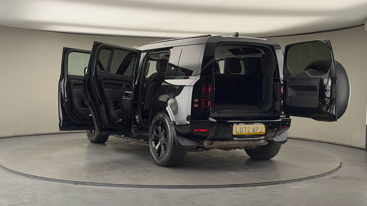 Land Rover Defender 110 Image 23