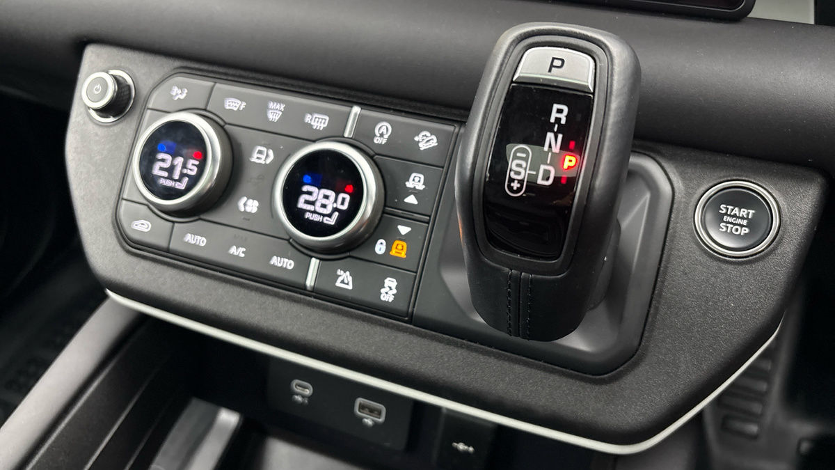 Land Rover Defender 110 Image 28