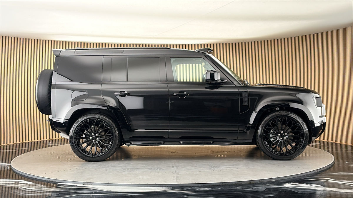Land Rover Defender 110 Image 16