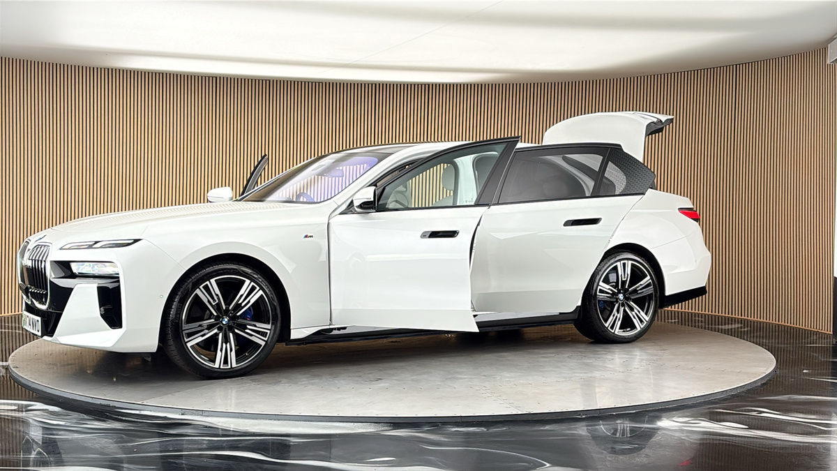More views of BMW i7