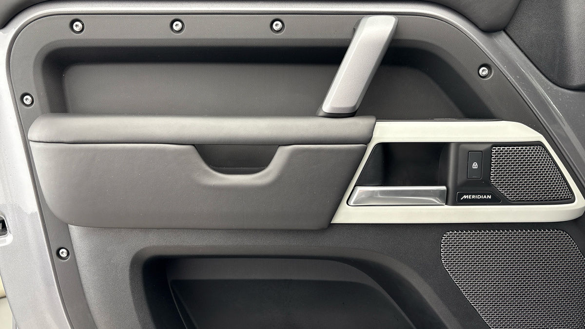 Land Rover Defender 110 Image 19