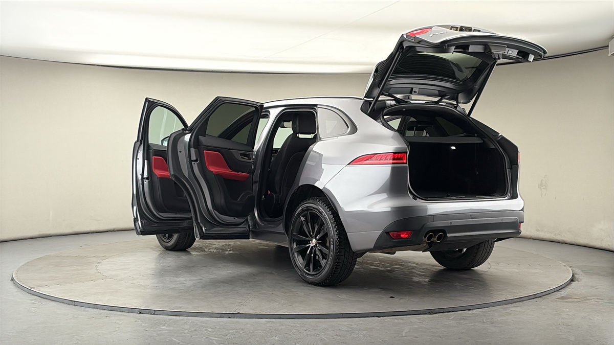 Jaguar F-PACE Image 23