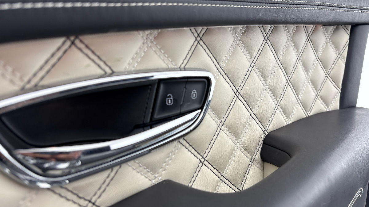 Bentley Bentayga Image 31