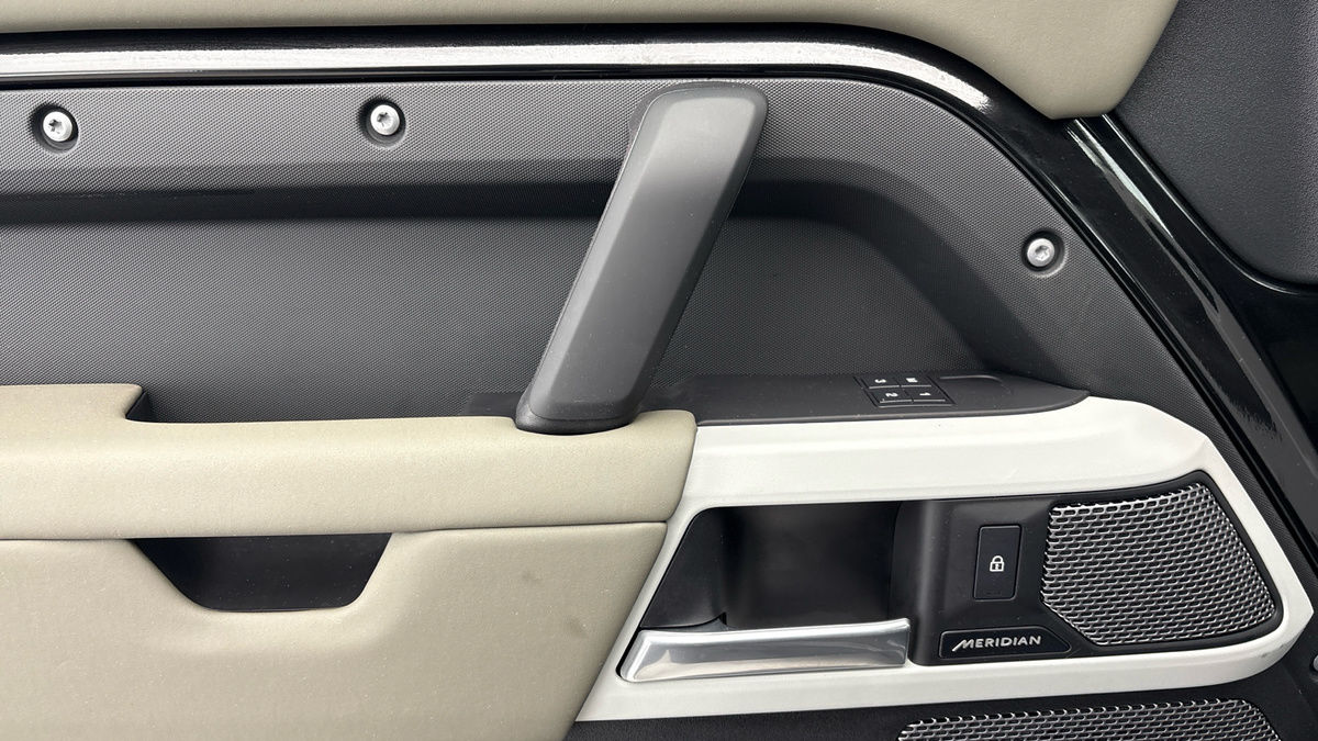 Land Rover Defender 110 Image 19