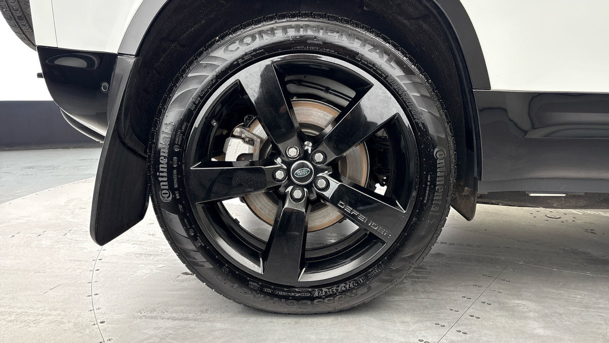 Land Rover Defender 110 Image 10