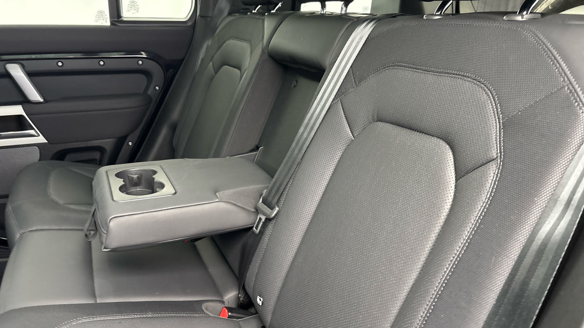 Land Rover Defender 110 Image 9