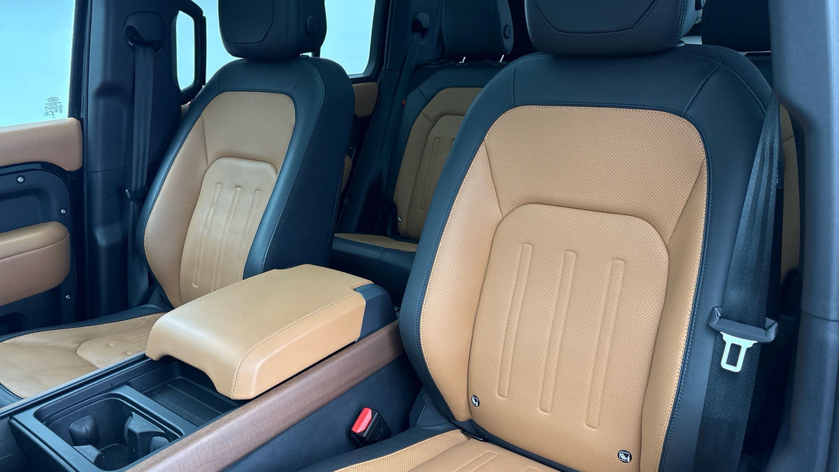 Land Rover Defender 110 Image 7