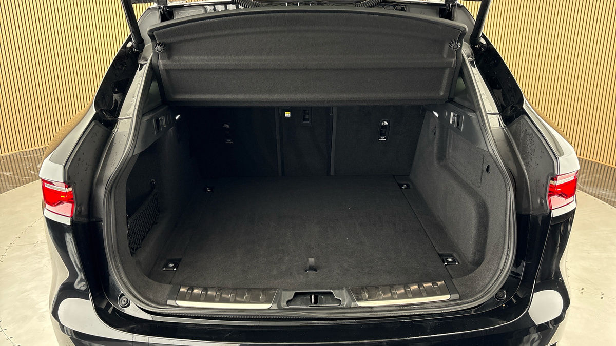 Jaguar F-PACE Image 11