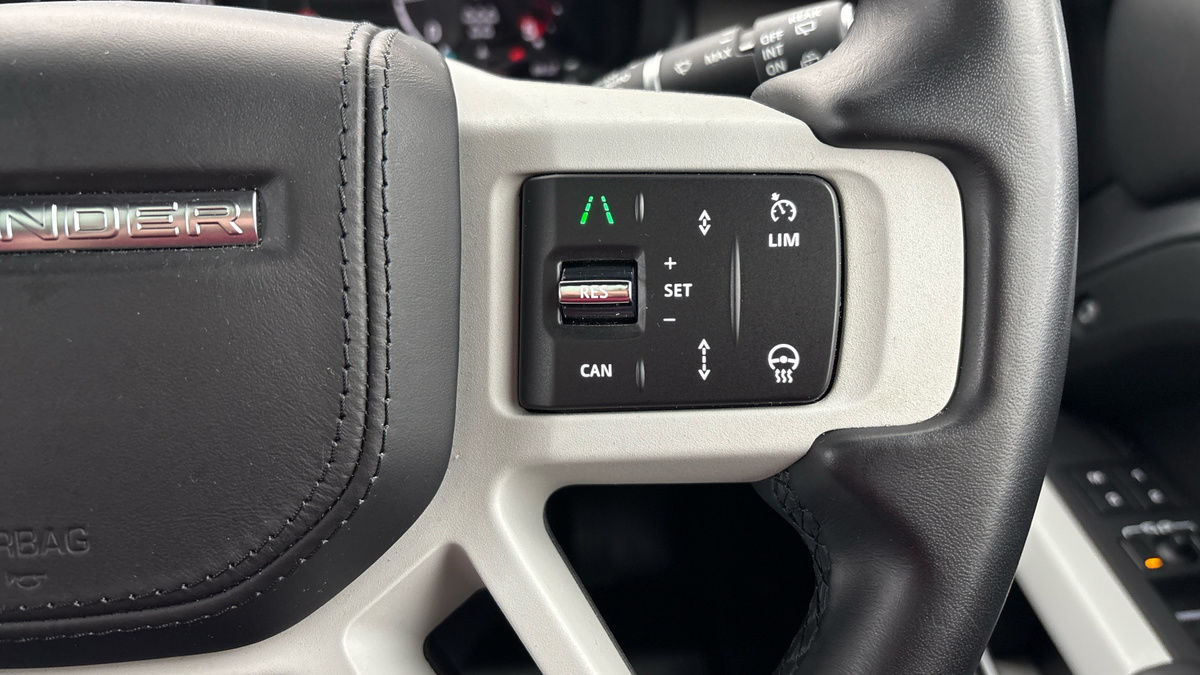 Land Rover Defender 110 Image 14