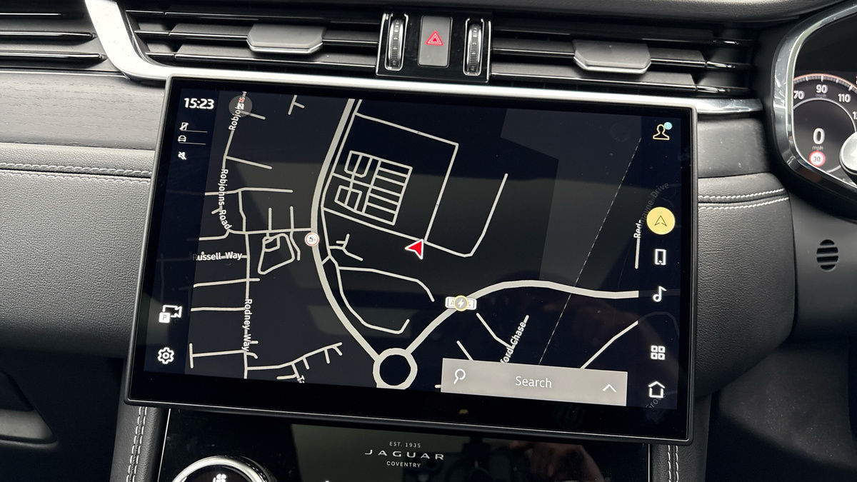 Jaguar F-PACE Image 17