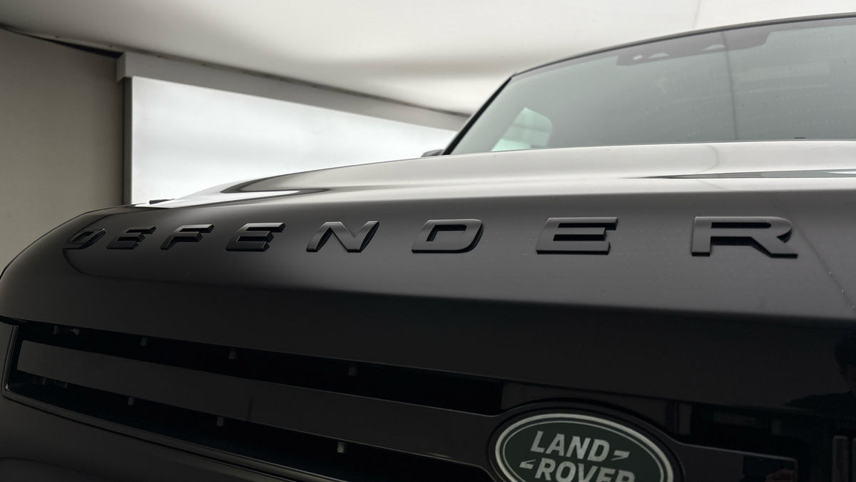 Land Rover Defender 110 Image 24