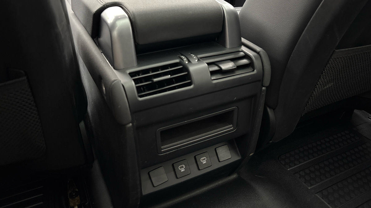 Land Rover Defender 90 Image 39