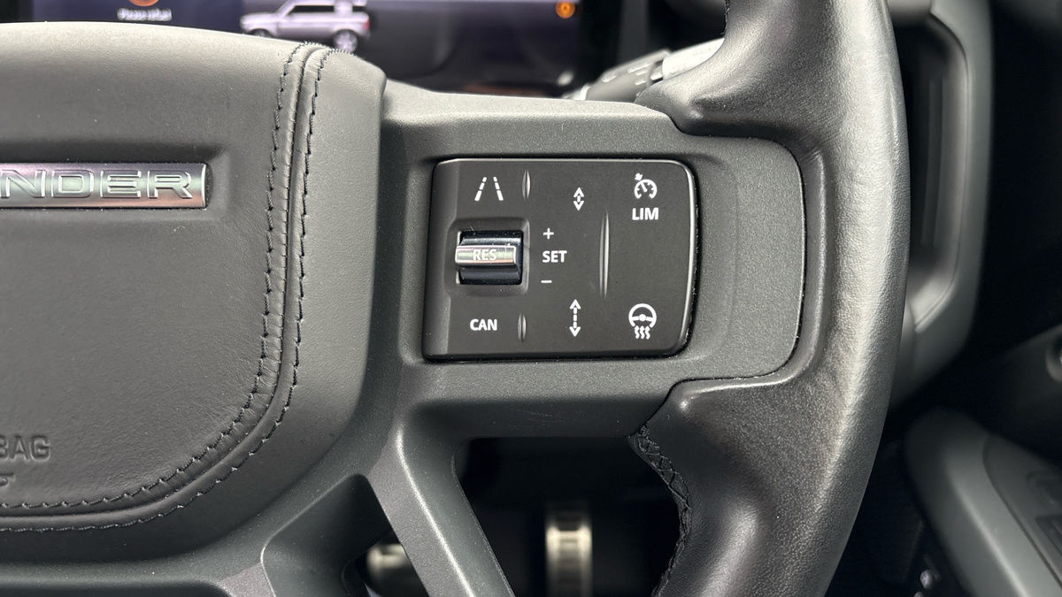 Land Rover Defender 110 Image 14