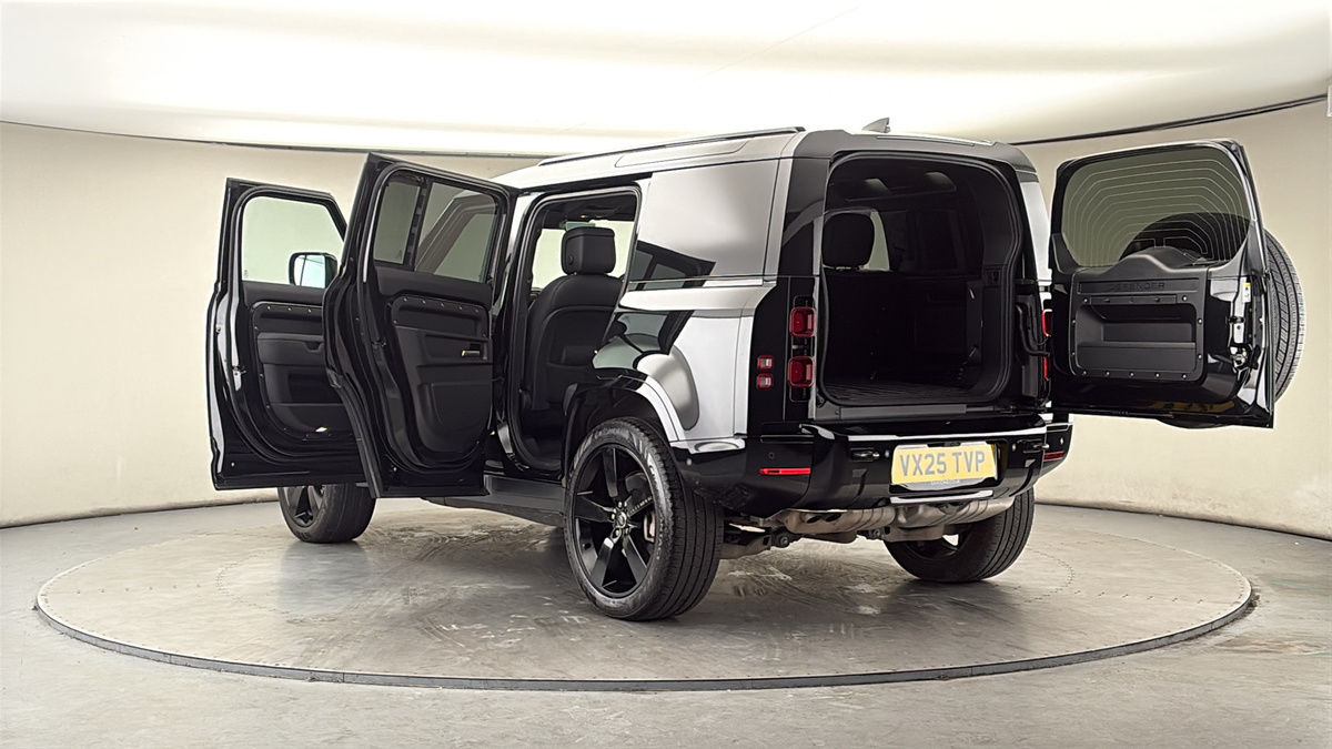 Land Rover Defender 110 Image 23