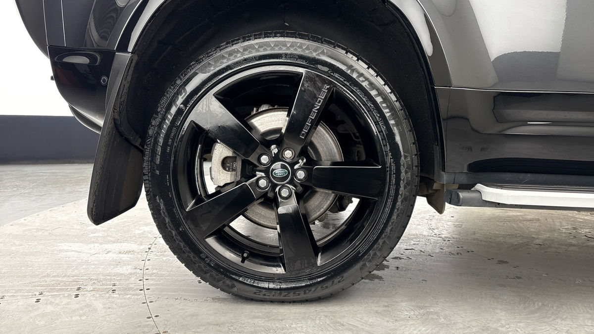 Land Rover Defender 110 Image 10