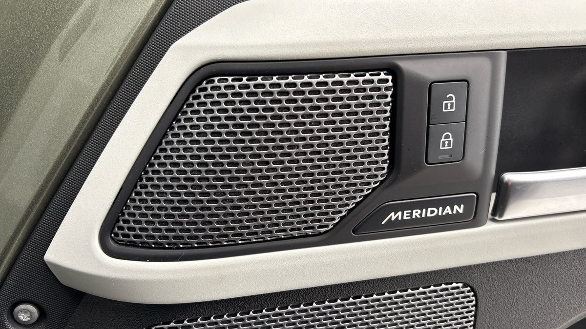 Land Rover Defender 110 Image 25