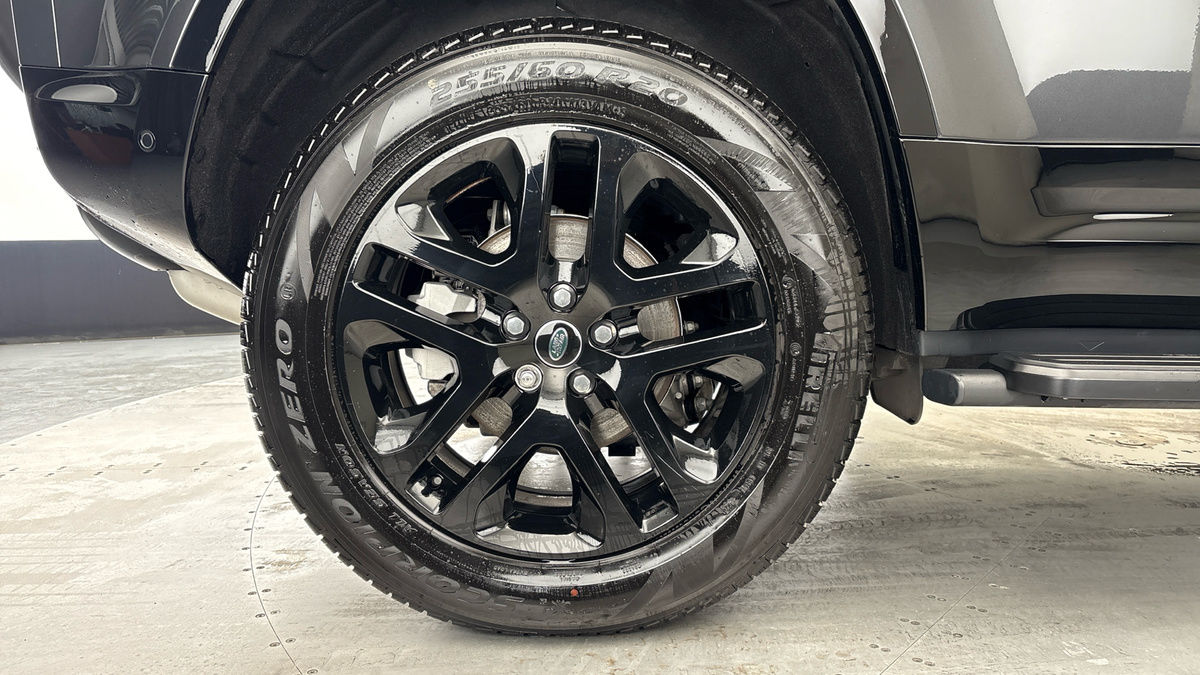 Land Rover Defender 110 Image 10