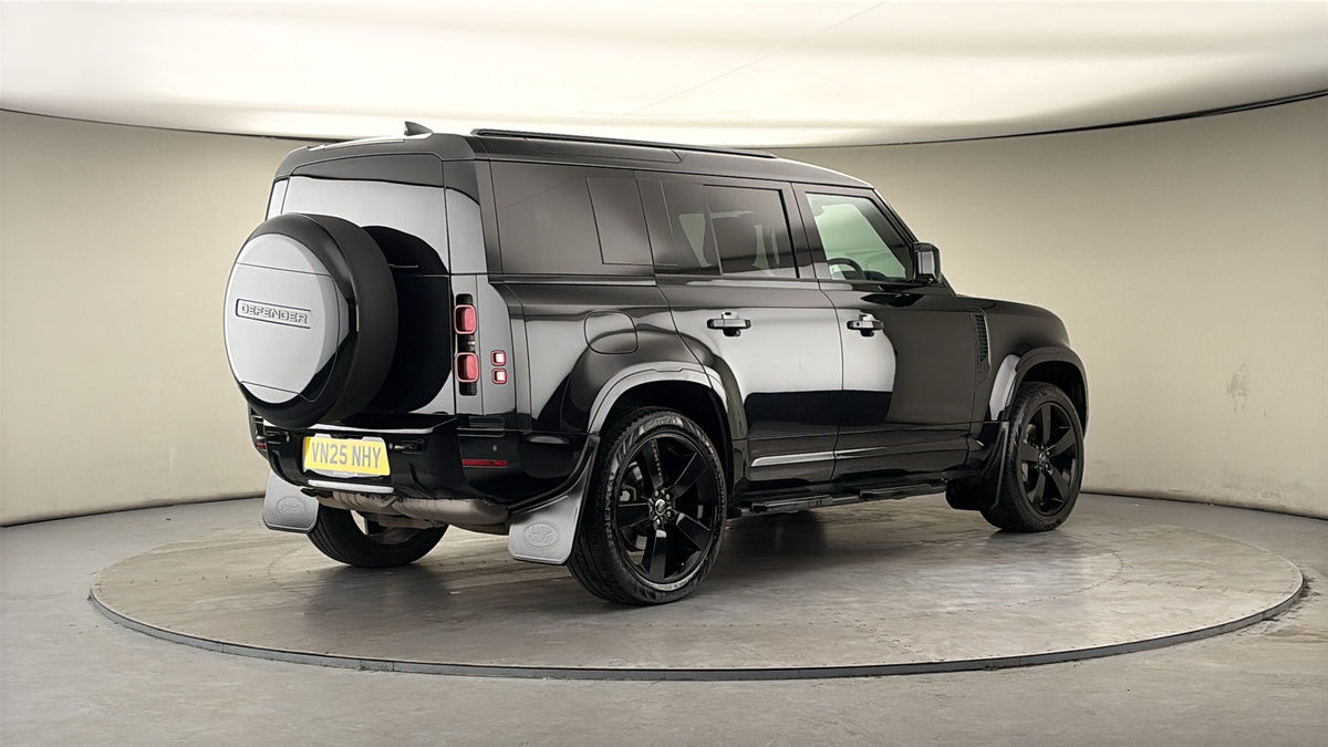 Land Rover Defender 110 Image 21