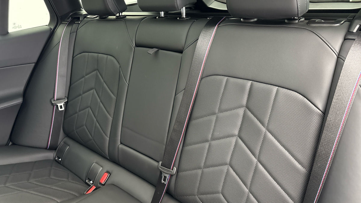 BMW 5 Series Image 8