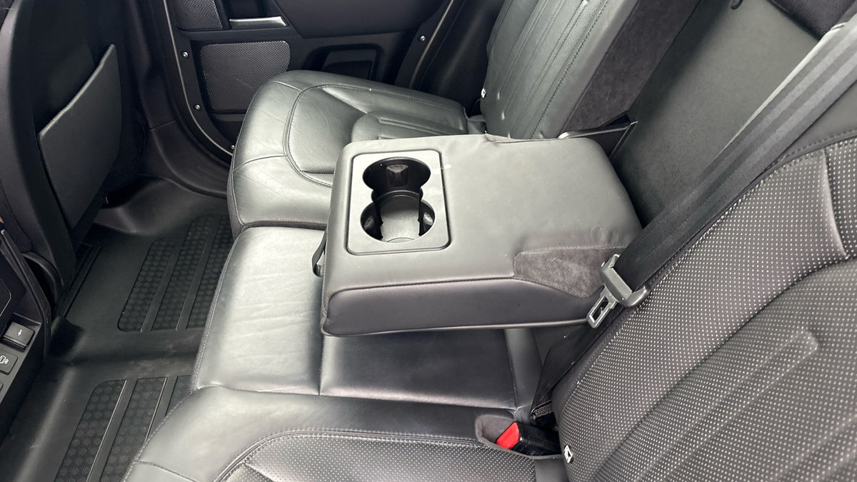 Land Rover Defender 110 Image 9