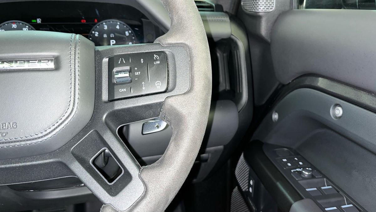 Land Rover Defender 110 Image 14