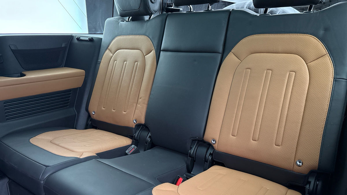 Land Rover Defender 130 Urban Image 29