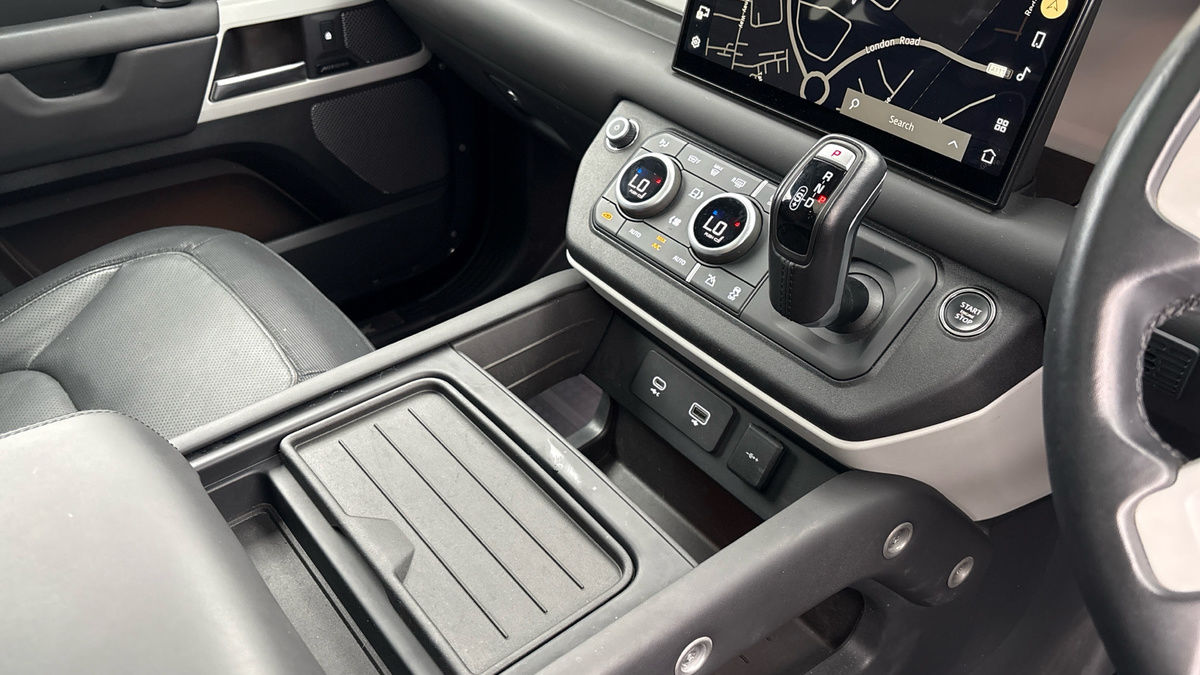 Land Rover Defender 110 Image 18