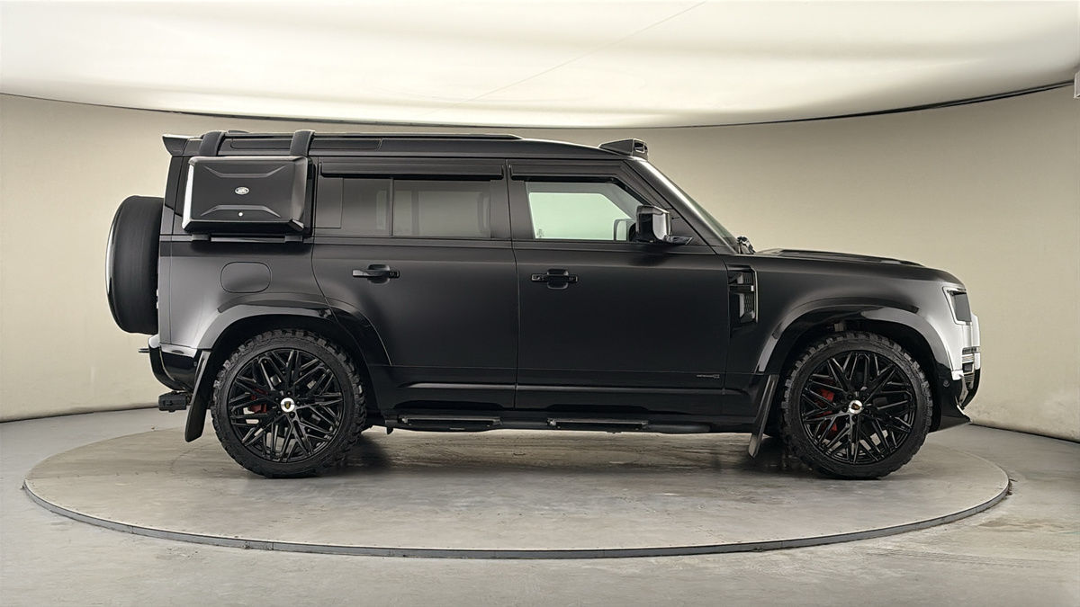 Land Rover Defender 110 Image 16