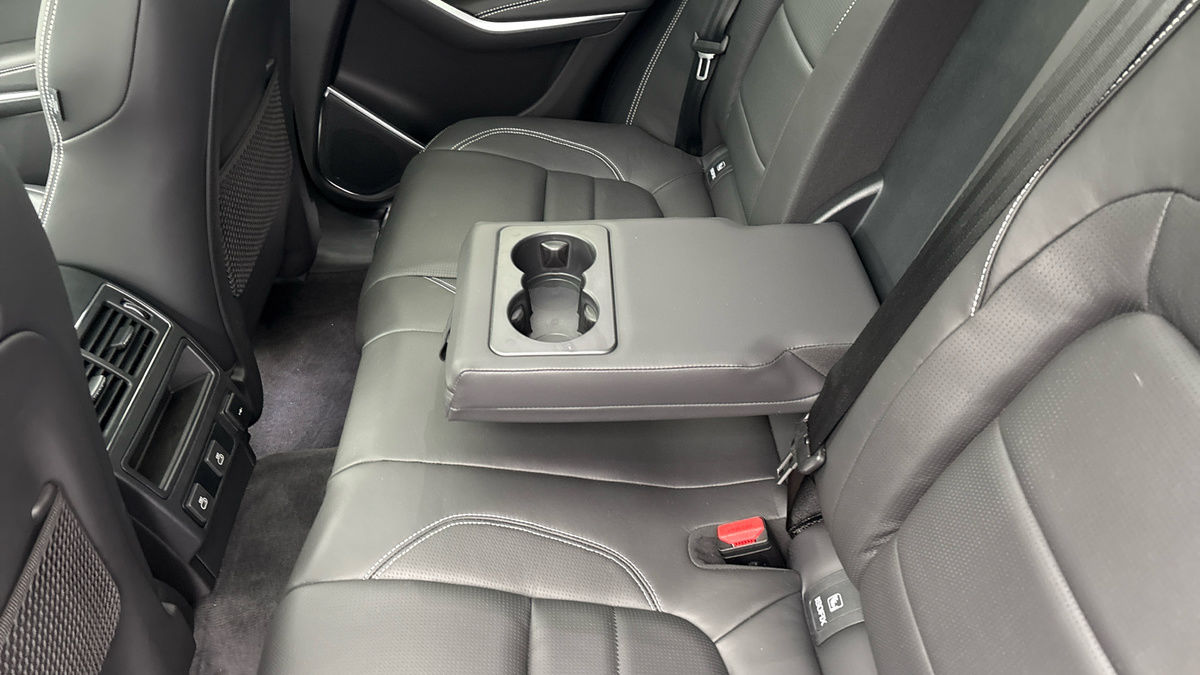 Jaguar F-PACE Image 9