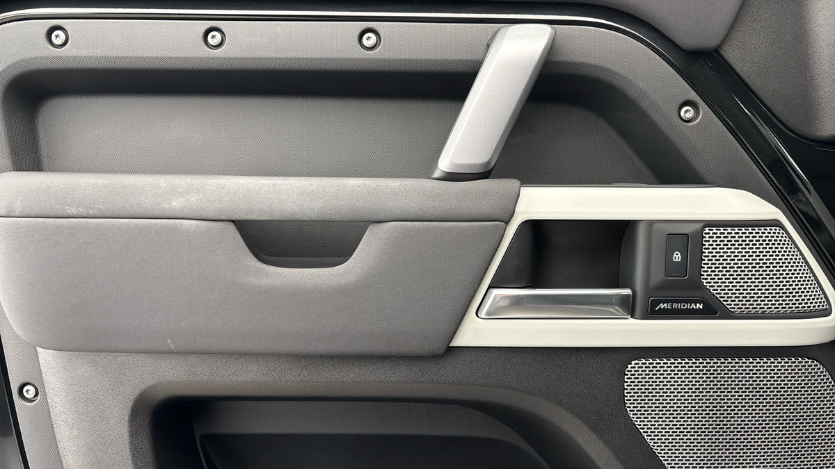 Land Rover Defender 130 Image 19