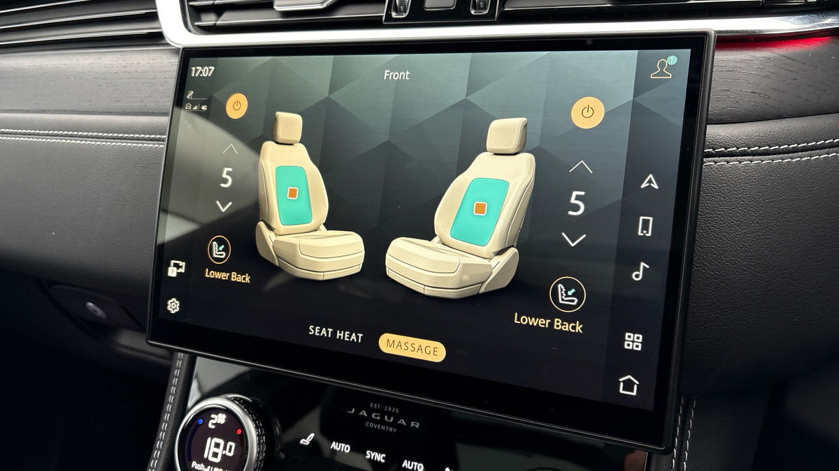 Jaguar F-PACE Image 36