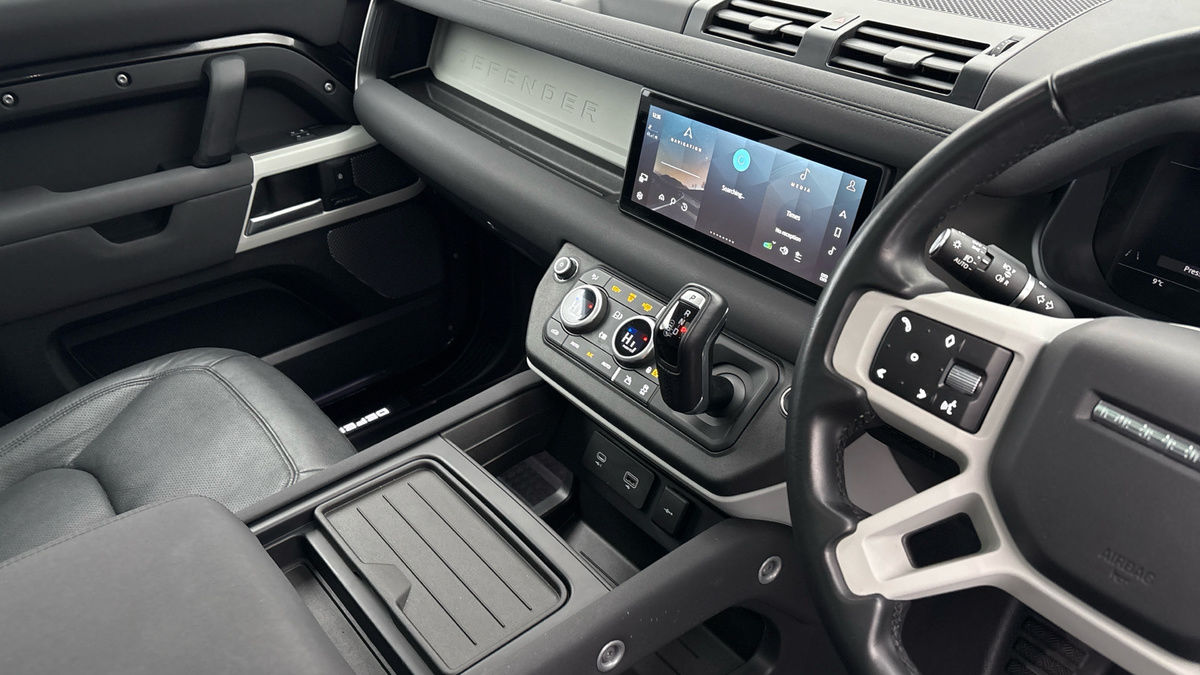 Land Rover Defender 110 Image 18