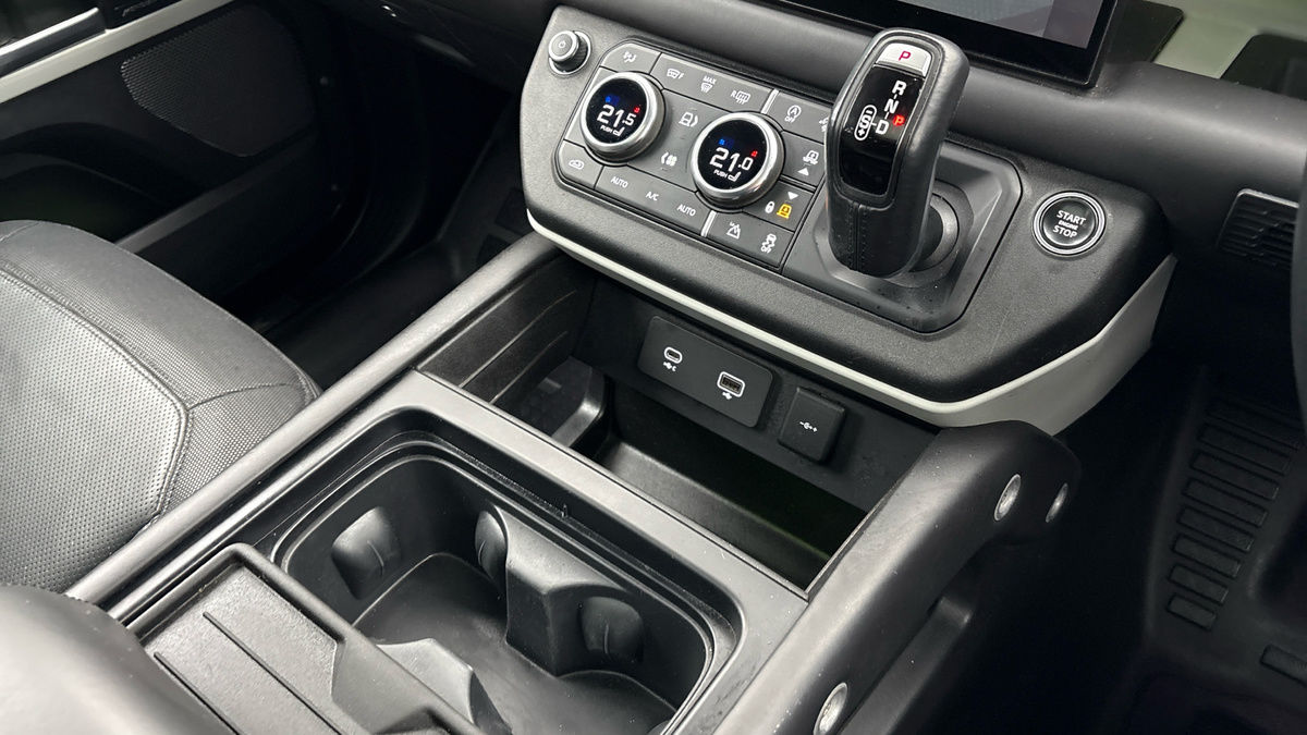 Land Rover Defender 110 Image 18