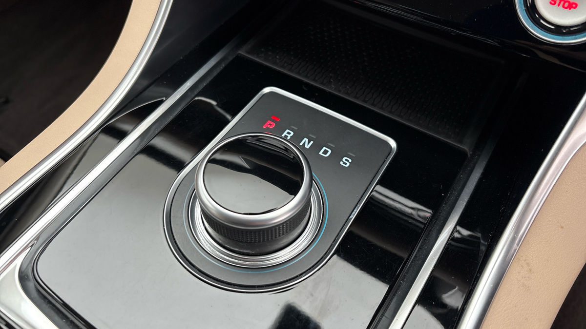 Jaguar XF Image 25
