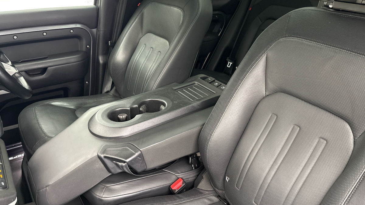 Land Rover Defender 110 Image 28