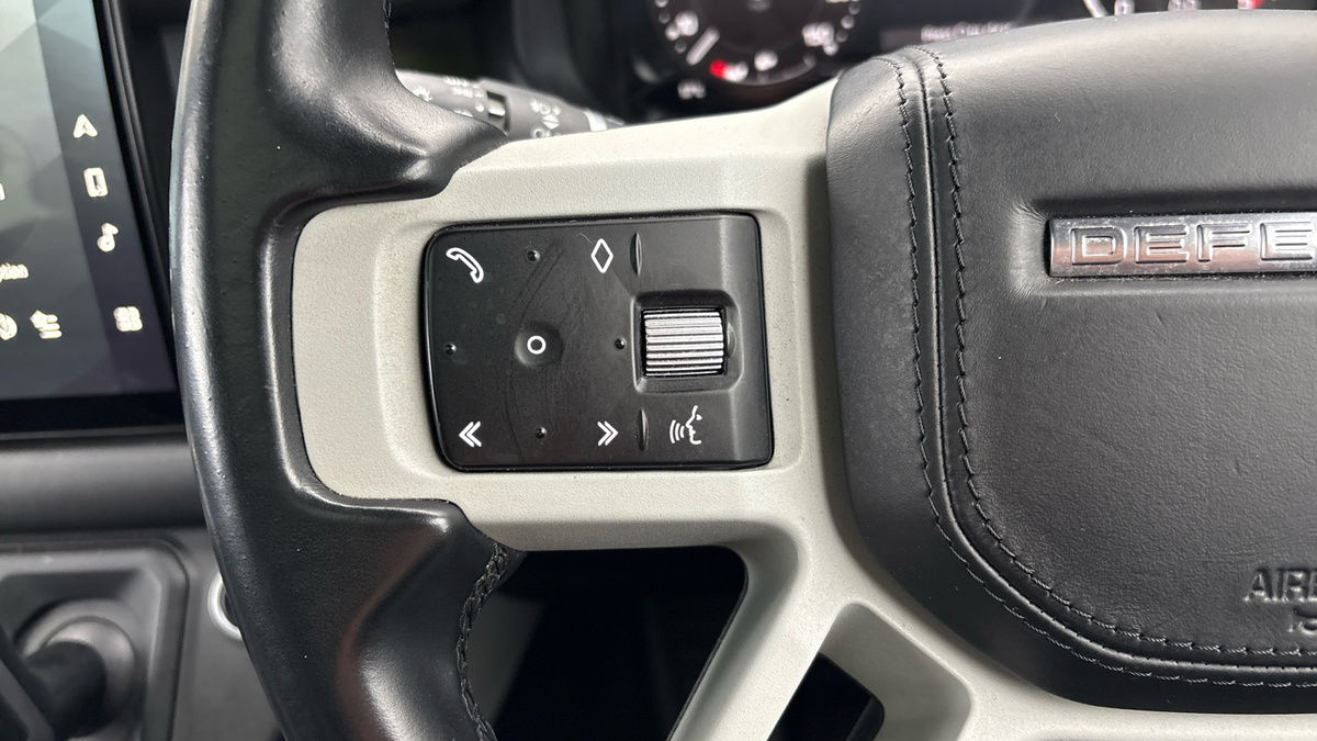 Land Rover Defender 110 Image 13