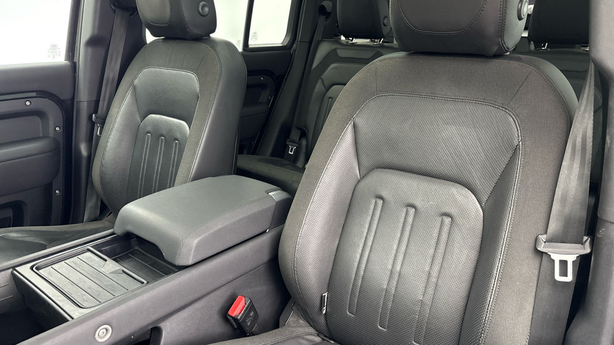 Land Rover Defender 110 Image 7